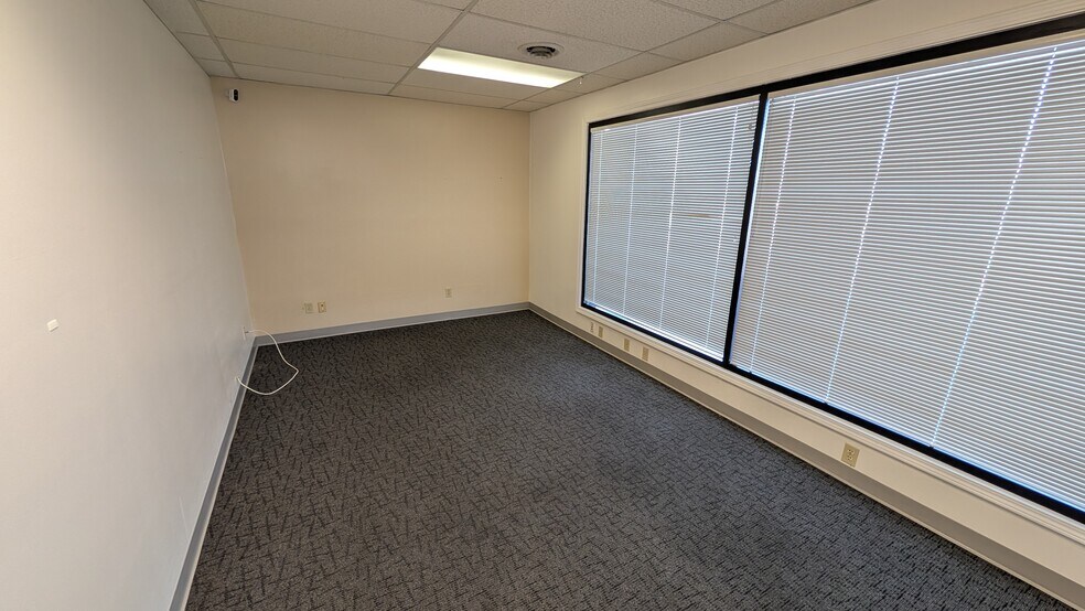 More Photos Of 220 W Edison Rd, Mishawaka Office For Lease