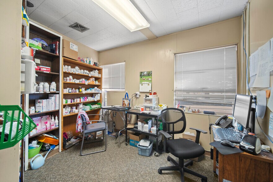More Photos Of 5280 Edison Ave, Colorado Springs Veterinarian Kennel For Sale