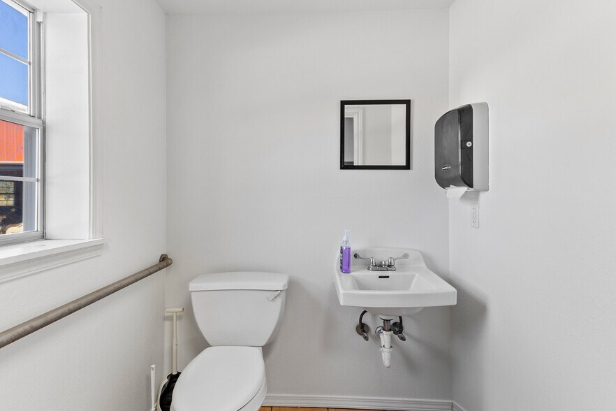 More Photos Of 17490 US Highway 69 S, Tyler Showroom For Sale