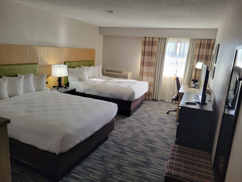 More Photos Of 1301 W Bond Cir, Lincoln Hotel For Sale