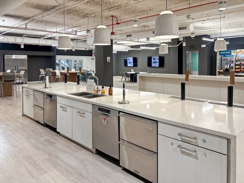 More Photos Of 1 N State St, Chicago Coworking Space