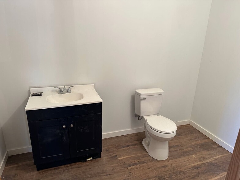 More Photos Of 225 Seymore Rd, Paris Flex For Lease