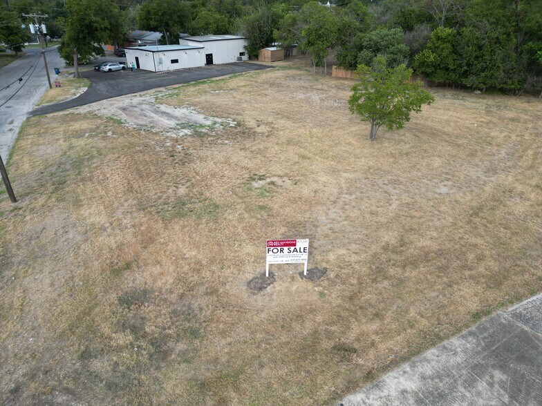 More Photos Of 136 W Nacogdoches St, New Braunfels Service For Sale