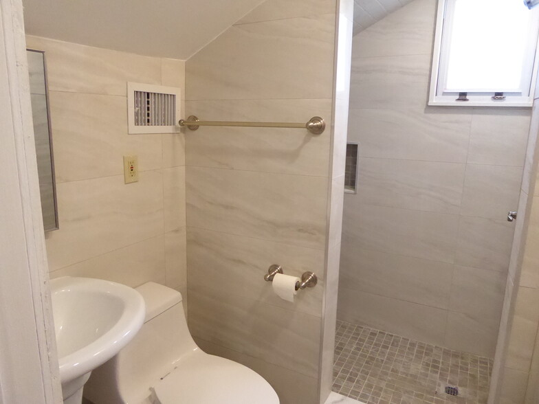 More Photos Of 122 Forest Ave, Glen Cove Freestanding For Lease