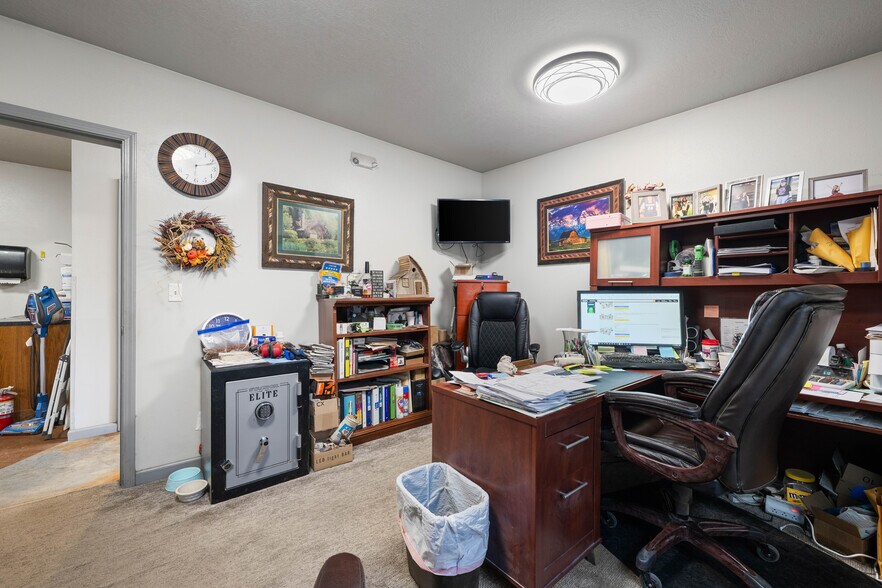 More Photos Of 402 N Pyfer St, Whitehall Office For Sale