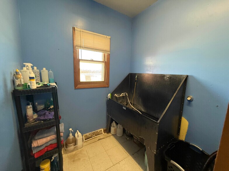 More Photos Of 44003 Road 801, Broken Bow Veterinarian Kennel For Sale