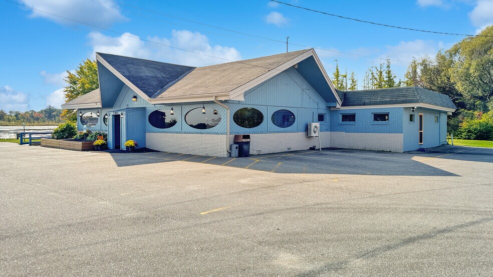 More Photos Of 2403 Sunnyside Dr, Cadillac Restaurant For Sale