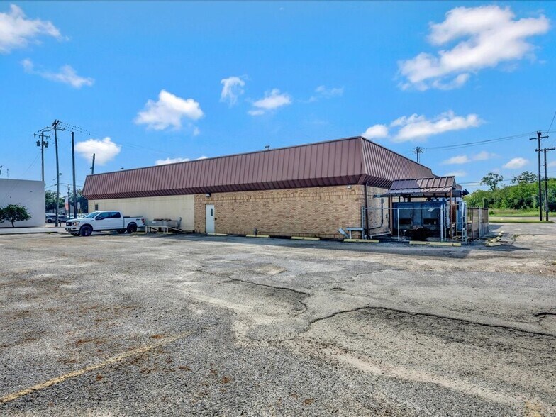 More Photos Of 202 N Angelina Ave, Lufkin Office For Sale