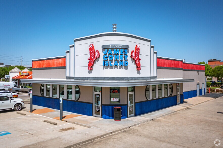 4320 W Sam Houston Pky N, Houston, TX 77043 Restaurant For Sale