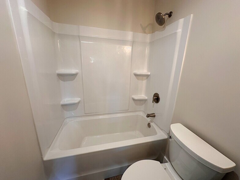 More Photos Of 5735 Fallston Rd, Lawndale Flex For Sale