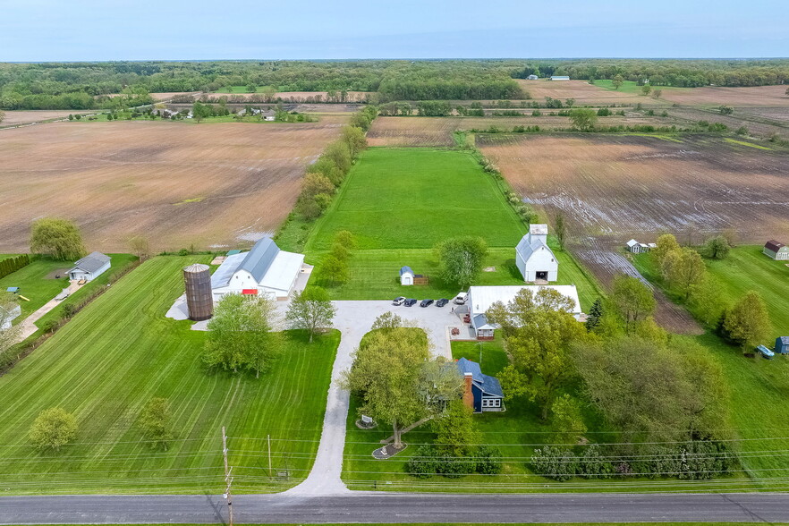 Primary Photo Of 27 S 100 W, Valparaiso Veterinarian Kennel For Sale