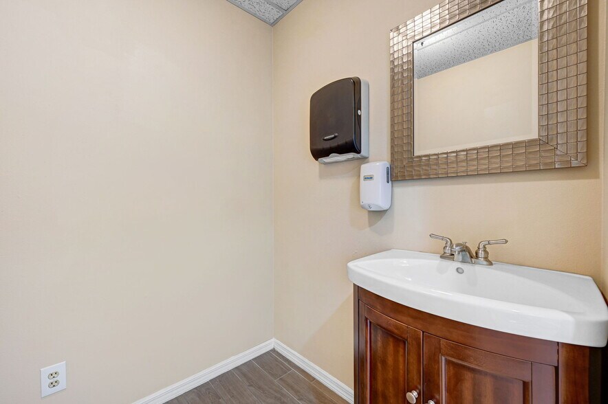 More Photos Of 1801 Sarno Rd, Melbourne Medical For Sale