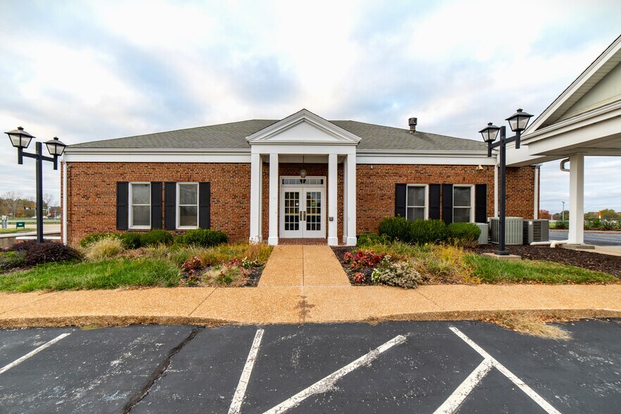 More Photos Of 2700 S Saint Peters Pky, Saint Peters Bank For Sale