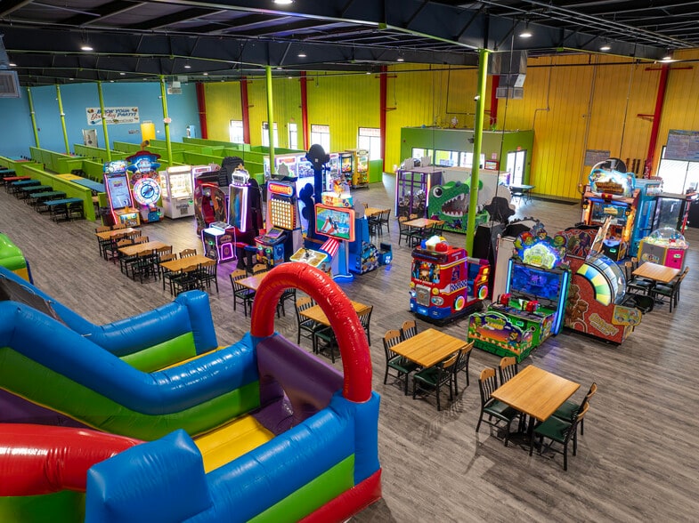 More Photos Of 4780 Clinton St, Fort Wayne Freestanding For Sale