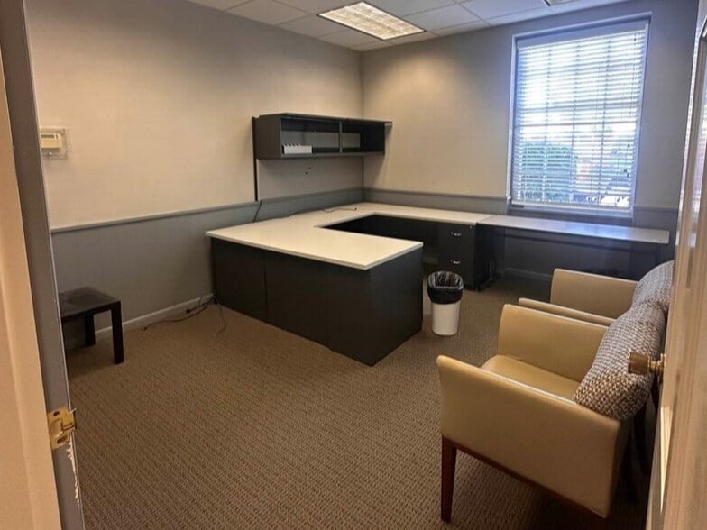 More Photos Of 1730 N Limestone St, Springfield Loft Creative Space For Lease