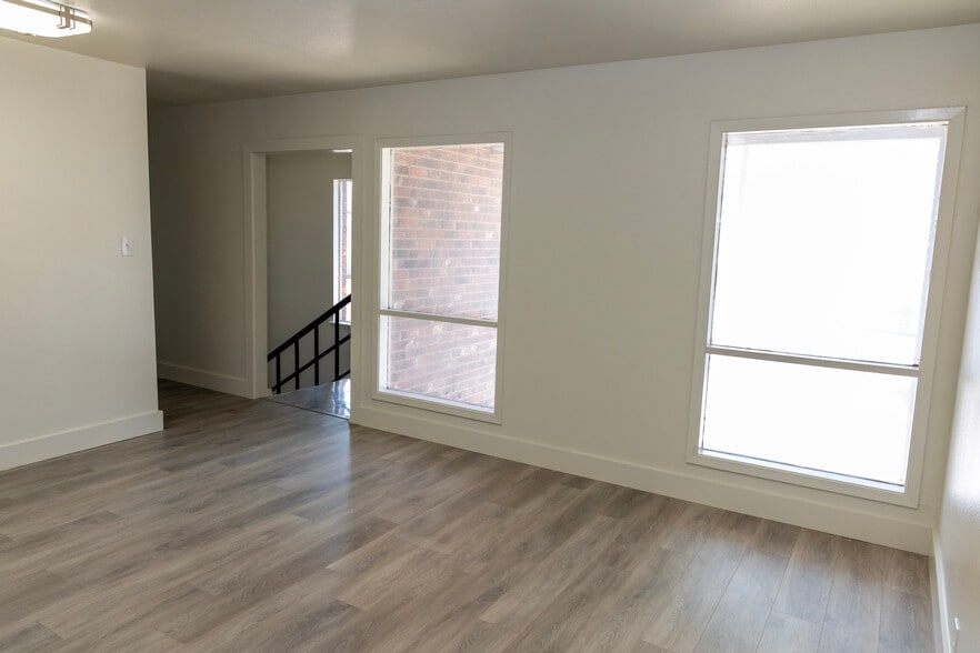 More Photos Of 307-311 Lombrano St, San Antonio Warehouse For Sale