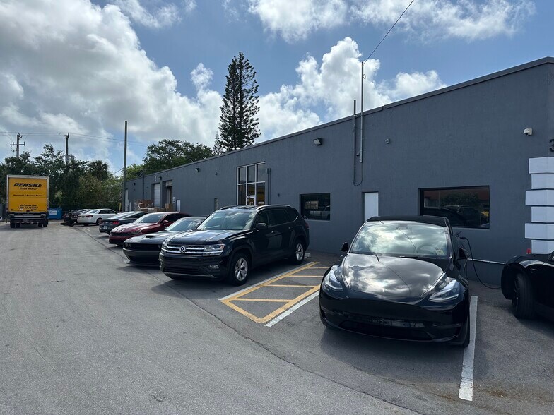 More Photos Of 3410 NE 6th Ter, Pompano Beach Warehouse For Lease