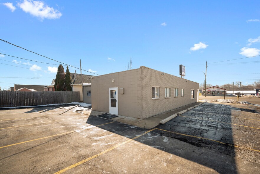 More Photos Of 4680 Dixie Hwy, Waterford Freestanding For Sale