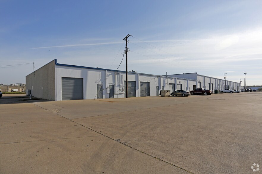 More Photos Of 5848-5884 E Berry St, Fort Worth Unknown For Lease