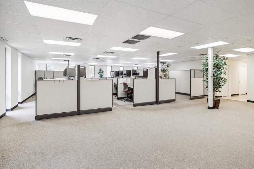 More Photos Of 1702 Townhurst Dr, Houston Office For Lease