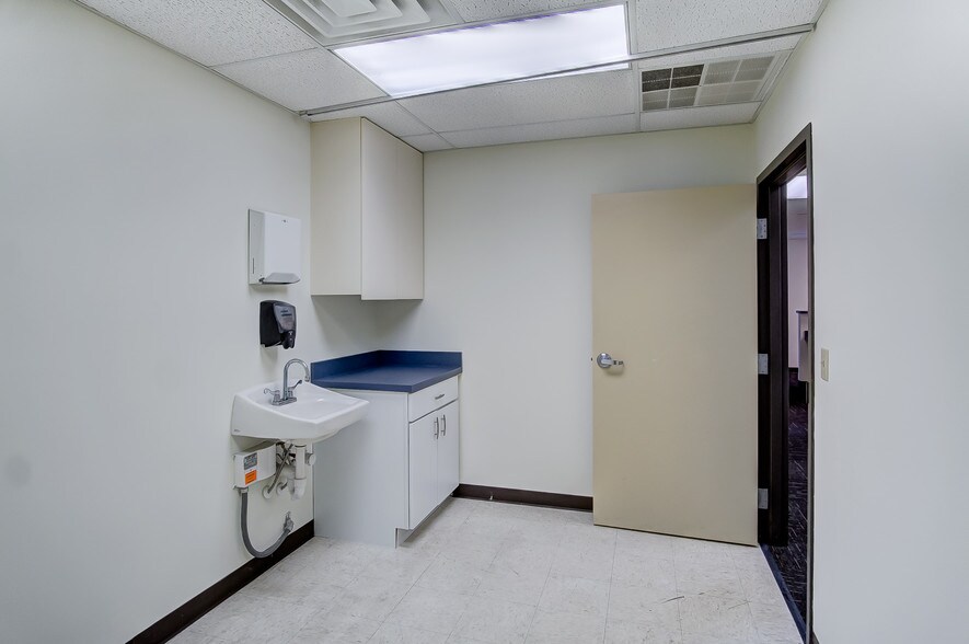 More Photos Of 1-19 E Pleasant St, Springfield Medical For Sale