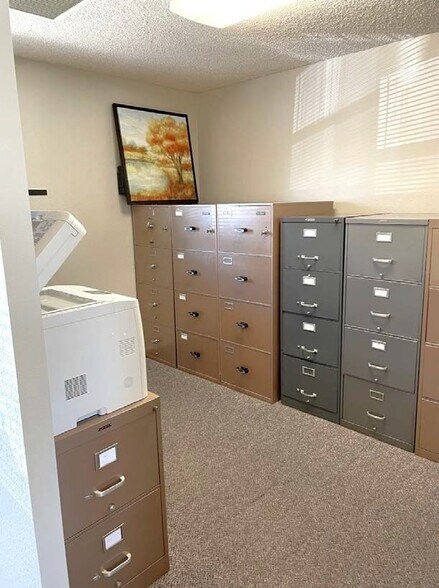 More Photos Of 930 W Newgrove St, Lancaster Office For Lease