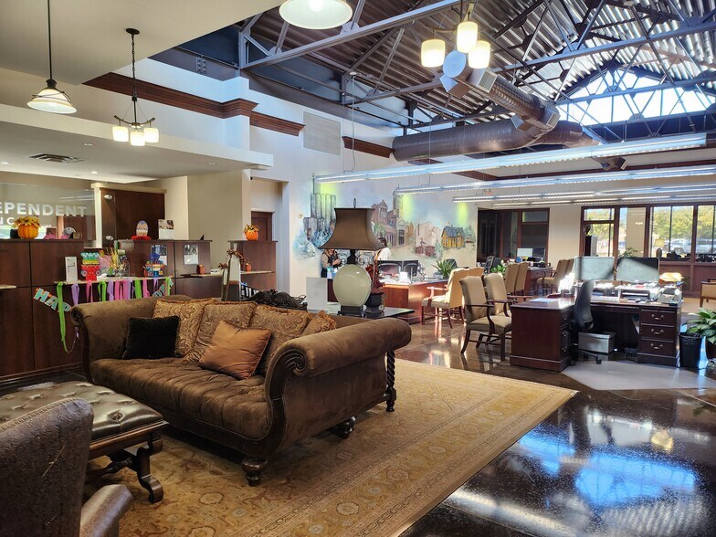 More Photos Of 1002 Texan Trl, Grapevine Bank For Sale