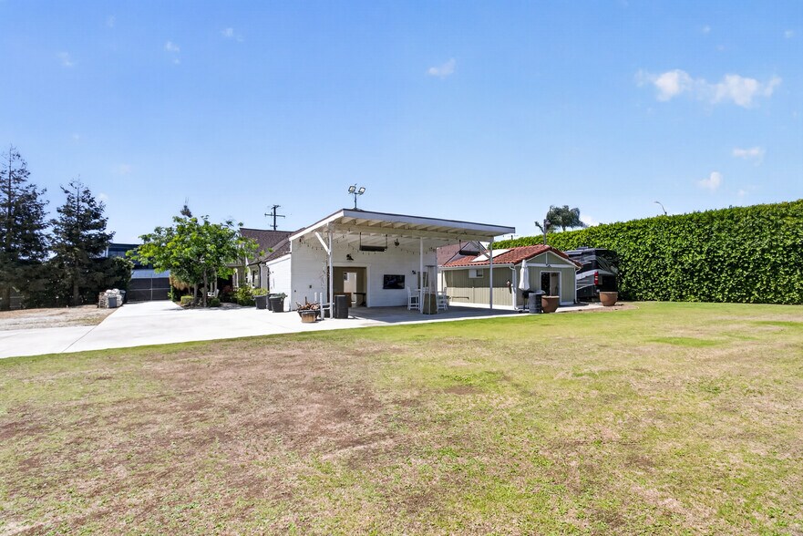 More Photos Of 17066 Palmdale Ln, Huntington Beach Contractor Storage Yard For Sale