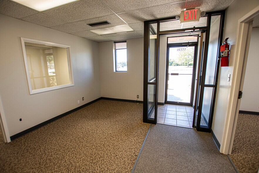 More Photos Of 17235 Bel-Ray Pl, Belton Office For Lease