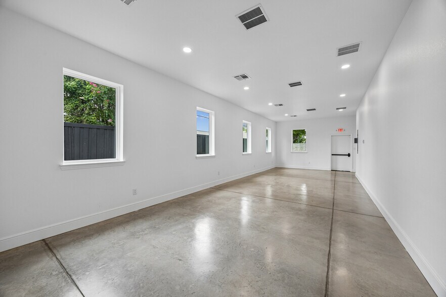 More Photos Of 908 Cresthaven Dr, Euless Showroom For Lease