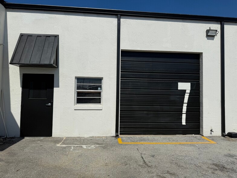 More Photos Of 2020 S Combee Rd, Lakeland Warehouse For Lease