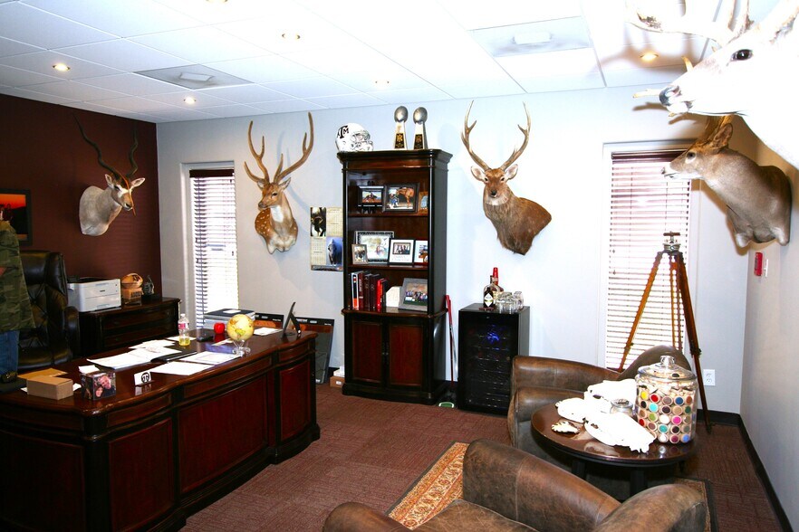 More Photos Of 16116 College Oak Dr, San Antonio Research And Development For Lease