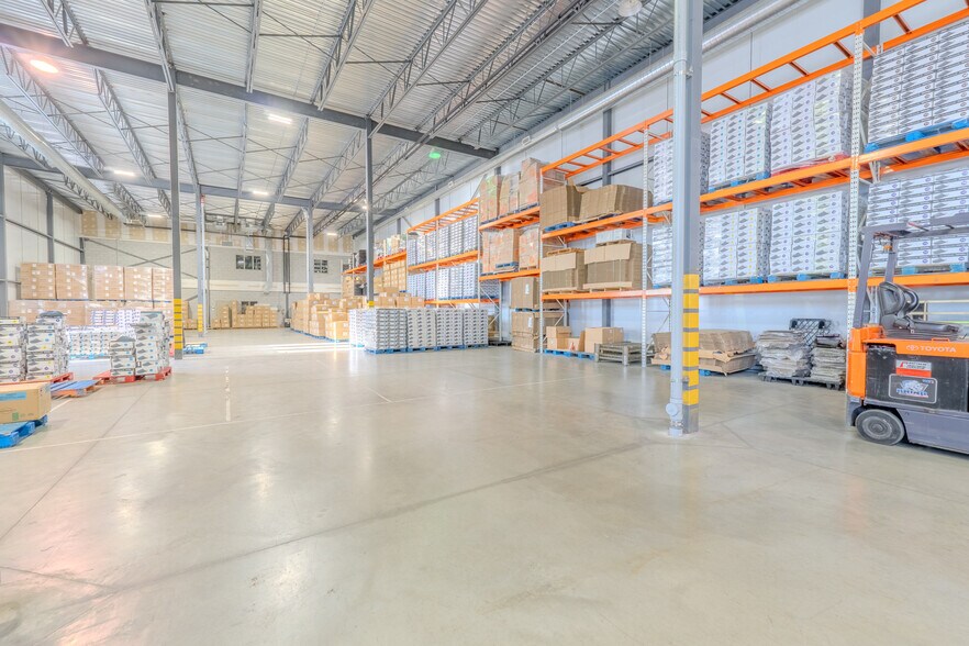 More Photos Of 2686 Ch de la Petite-Côte, Laval Light Distribution For Sale