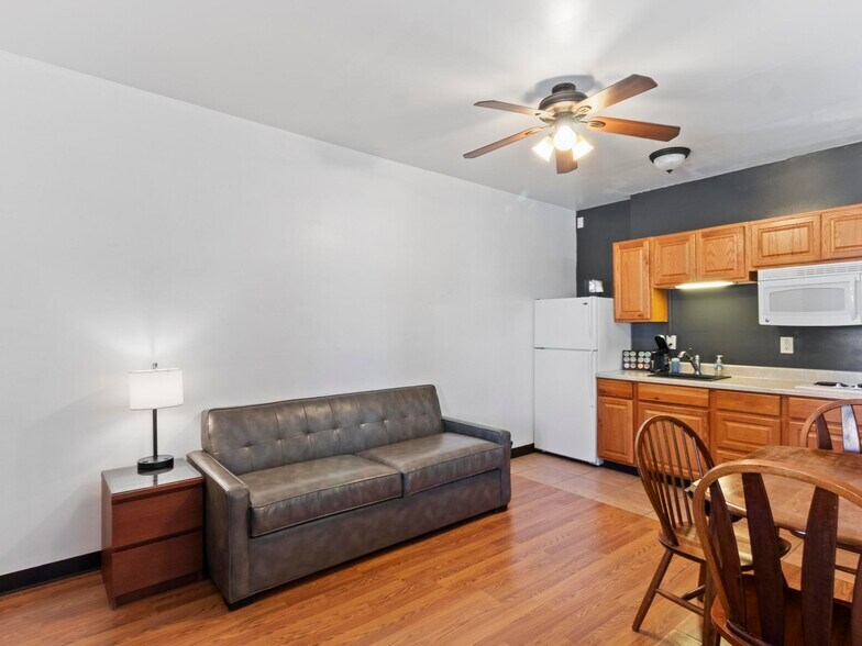 More Photos Of 475 W Main St, Escalante Hotel For Sale