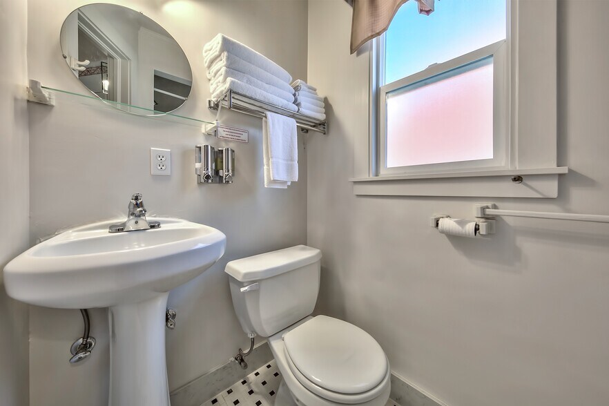 More Photos Of 310 Main St, Bridgeport Hotel For Sale