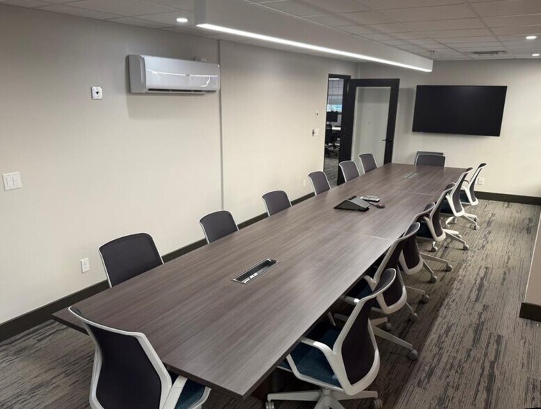 More Photos Of 46-58 Chatham St W, Windsor Office For Lease