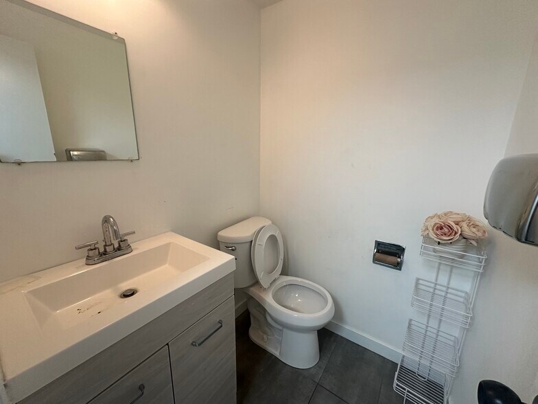 More Photos Of 1187 Broad St, Bridgeport Office For Lease