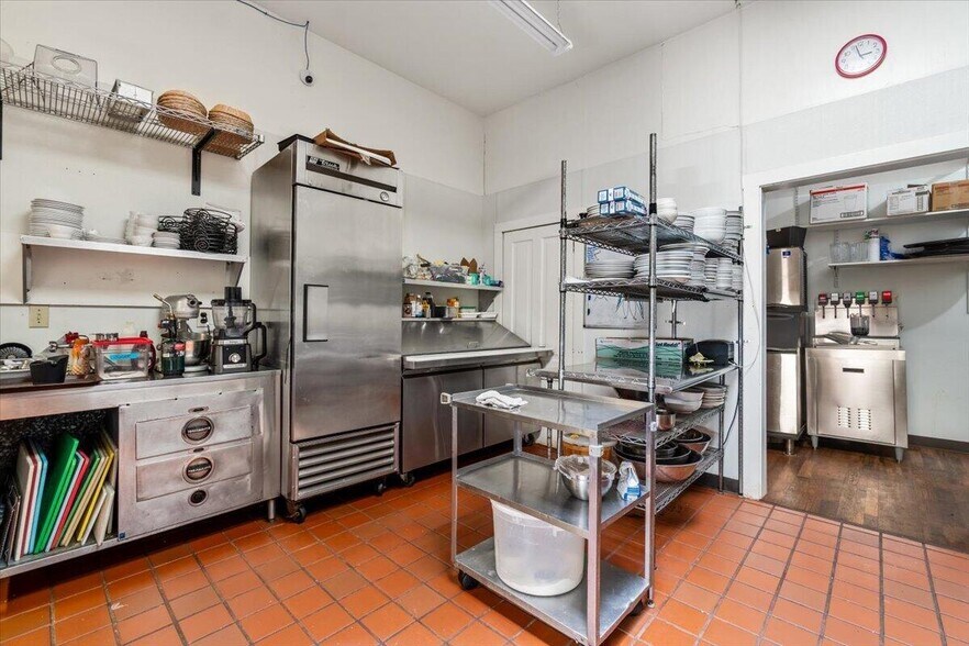 More Photos Of 315 Main St, Ferndale Hotel For Sale