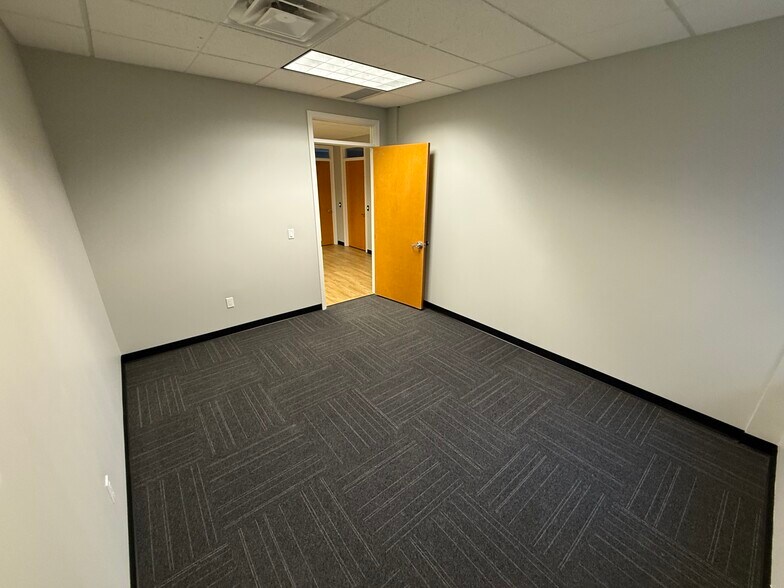 More Photos Of 9650 Commerce Dr, Carmel Office For Lease