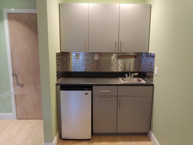 More Photos Of 304 Federal Rd, Brookfield Office For Lease