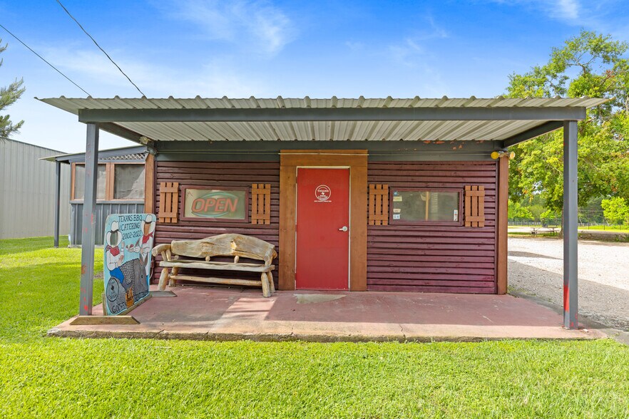 More Photos Of 12097 Fm 830 Rd, Willis Freestanding For Sale