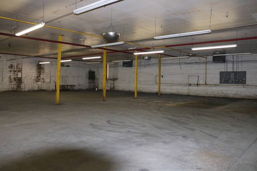 More Photos Of 2415 Lusk St, Guntersville Warehouse For Lease
