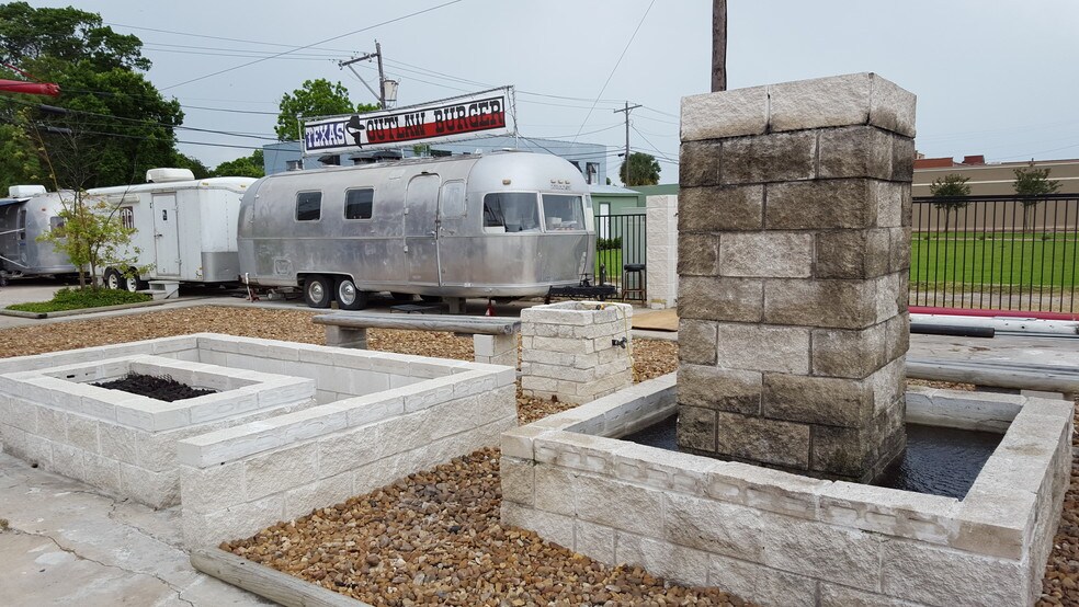 More Photos Of 622 6th St N, Texas City Bar For Lease