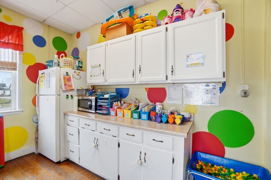 More Photos Of 213 N Broadway St, Spencerville Flex For Sale