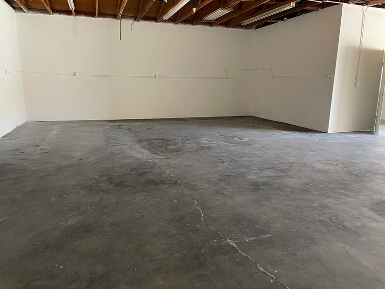 More Photos Of 3733-3737 Kenora Dr, Spring Valley Manufacturing For Lease