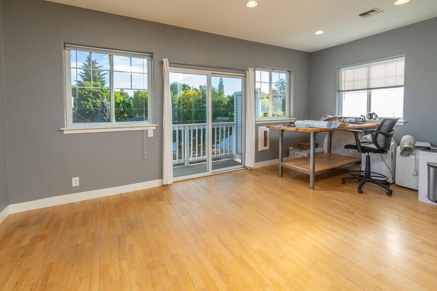 More Photos Of 626 NW Arizona Ave, Bend Office For Sale