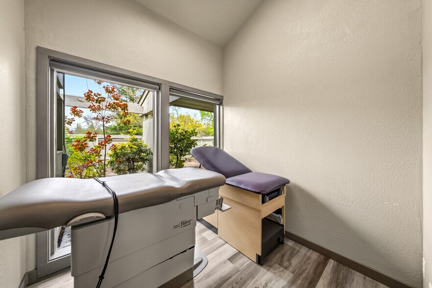 More Photos Of 537 Murphy Rd, Medford Medical For Lease