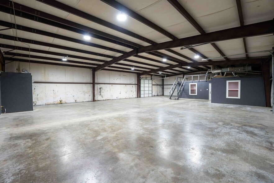 More Photos Of 220 Ken Dr, Sherman Warehouse For Lease