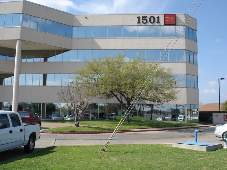 More Photos Of 1501 E Mockingbird Ln, Victoria Office For Lease