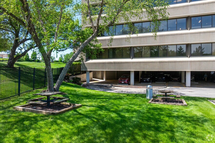 More Photos Of 800 E 101st Ter, Kansas City Coworking Space